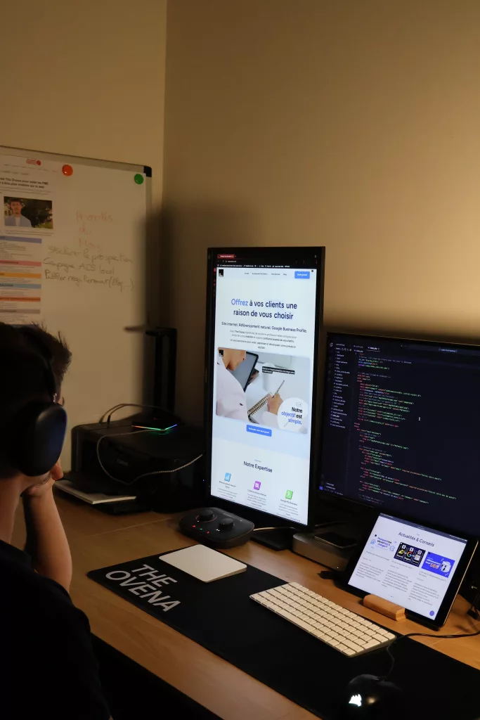 Visuel promotionnel The Ovena avec ordinateur affichant la création d’un site internet gratuit et professionnel